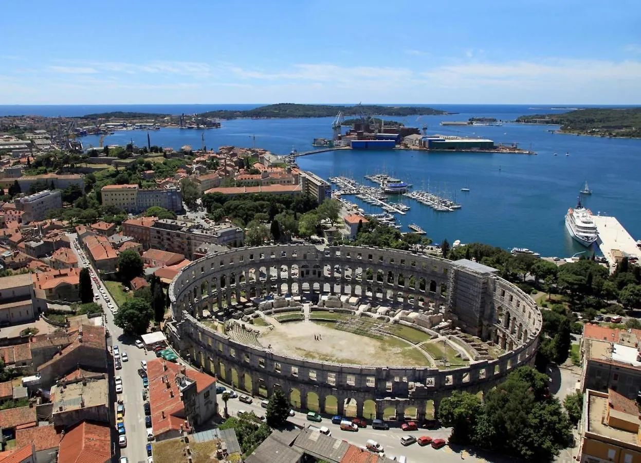 Apartments With A Parking Space Pula - 6985